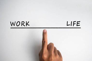İnsan elinin iş ve hayat kelimesinin dengelenmesi. iş hayatı dengesi kavramı