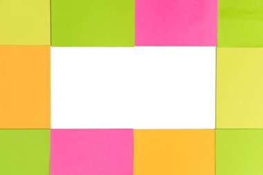 Kenarında renkli yapışkan notlar ve arkaplan için ortada beyaz kopya alanı