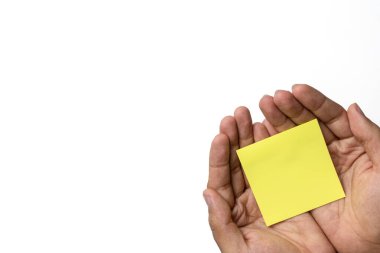 Erkek el ele tutuşma notu beyaz arkaplanda izole edilmiş.