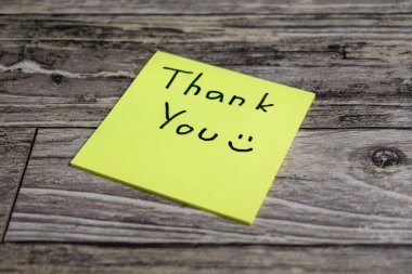 Tahta zemin üzerine el yazısıyla teşekkür notu.