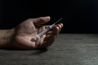 Uyuşturucu bağımlısı bir adamın resmi. Uyuşturucu karşıtı konsept, erkek bağımlı, uyuşturucu şırıngası
