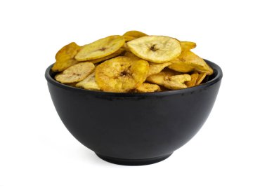 Siyah kasede kızarmış muz cipsi. Beyaz arka planda izole edilmiş.