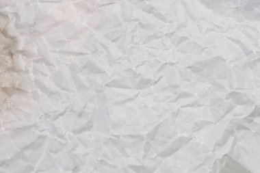 Yüksek çözünürlüklü kırışık beyaz kağıt dokusu arka planlar, tasarım projeleri ve yaratıcı düzen unsurları için mükemmel.