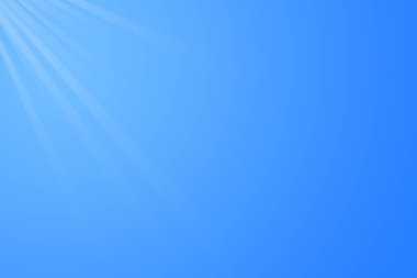 Mavi gökyüzündeki güneş. Parlak sıcak güneş ve mercek açık yaz gökyüzünde parlıyor, güneş ışınlarıyla parlıyor..