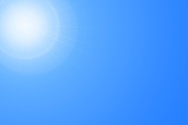 Mavi gökyüzündeki güneş. Parlak sıcak güneş ve mercek açık yaz gökyüzünde parlıyor, güneş ışınlarıyla parlıyor..