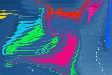 mavi, kırmızı, yeşil ve beyaz bir cam etkisi var.