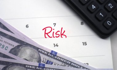 Mali Belirsizliklerin Gezinmesi Bir Takvimde Görsel Parasal Risk Metaforu Vurgulandı, Kritik Planlama ve Geleceğin Güvenliği için Bütçe Tarihleri Belirtildi