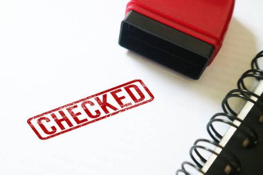 Beyaz bir not defterindeki kırmızı damga işaretlendi