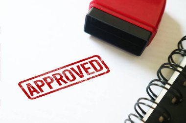 Beyaz bir not defterindeki kırmızı damga onaylandı