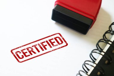 Beyaz kağıt bir defterde onaylı kırmızı damga