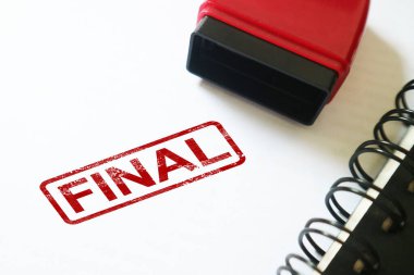 Beyaz bir defterdeki son kırmızı damga.