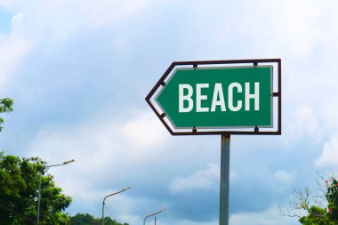 Plaj Yolu Tabelası Dramatik Bulutlar ve Gökyüzü.