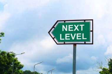 Dramatik Bulutlar ve Gökyüzü ile Sonraki Düzey Yol İşareti.