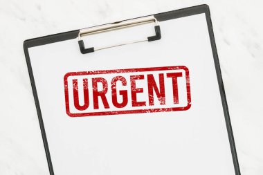 Beyaz kağıt panoda kırmızı acil kauçuk damga.