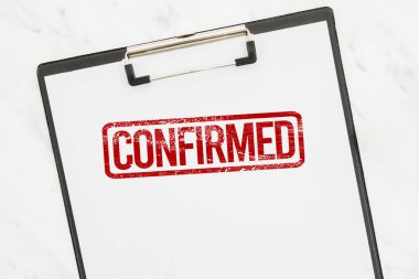 Beyaz kağıt panoda kırmızı onaylı kauçuk damga.