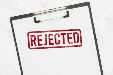 Beyaz kağıt panoda kırmızı reddedilmiş kauçuk damga.