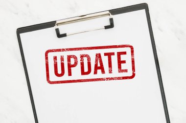 Beyaz kağıt pano üzerindeki kırmızı lastik damgayı güncelle.