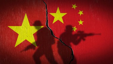 Çatlamış duvarda Vietnam ve Çin bayrakları olan asker gölgeleri. Jeopolitik çatışma ve deniz gerilimi.