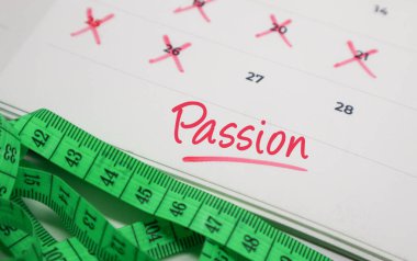 Takvimde ölçü bandıyla tutku metni. Sağlık hevesi, fitness sürüşü ve diyet hedefleri kavramı.