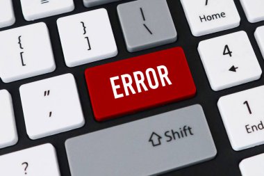 Bilgisayar klavyesindeki kırmızı hata tuşu. Sistem arızası kavramı, teknik sorun ve yazılım işletim sorunu.