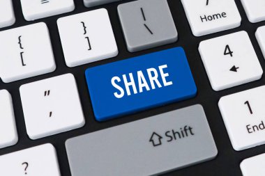 Bilgisayar klavyesindeki mavi paylaşım tuşu. Sosyal medya viral pazarlama ve dijital iletişim kavramı.