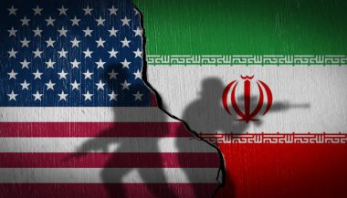 Amerikan ve İran 'ın ulusal bayrakları kırık bir taş duvarda asker siluetleriyle. Ortadoğu gerginliği ve nükleer savaş kavramı.