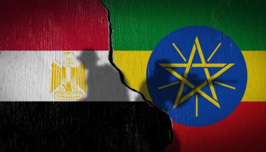 Kırık duvarda Etiyopya ve Mısır 'ın ulusal bayrakları ve asker siluetleri. Nil su anlaşmazlığı ve gerilim kavramı.