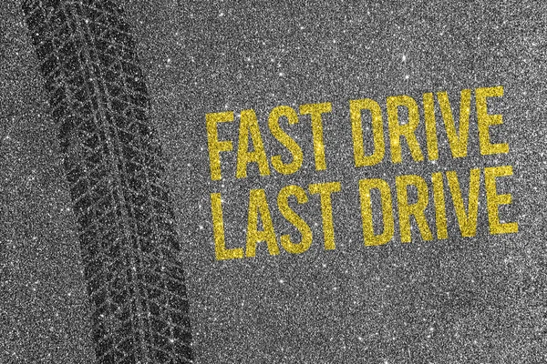 Asfalt zemin üzerinde sarı metin ile lastik izi Hızlı Son Sürücü. Yol güvenliği ve trafik hızı kavramı.