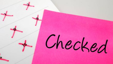 Bir takvime işaretli pembe yapışkan not, onaylanmış bir görev, ilerleme takibi, organizasyon ve verimlilik kavramı.