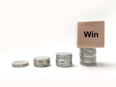 Artan dört gümüş para yığını ve üzerinde 