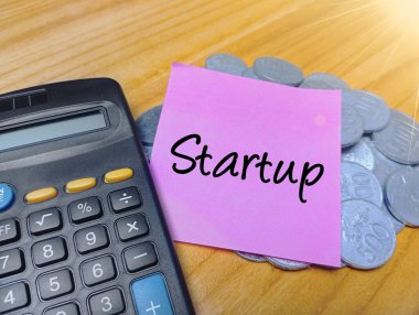 Gümüş sikkeler üzerine başlangıç sözcüğüne dikkat edin. Yeni iş girişimi, girişimcilik ve tohum finansmanı kavramı.