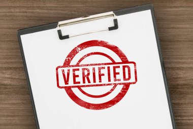 Beyaz kağıt panoda kırmızı onaylı kauçuk damga.