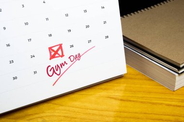 Kırmızı X harfli bir masa takviminin yakın çekimi ve randevuda Spor Salonu Günü 'nün el yazısı. Fitness programlama konsepti.