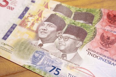 75.000 rupi değerinde Endonezya banknotları. Endonezya Cumhuriyeti 'nin bağımsızlığının 75. yıldönümü anısına sınırlı sayıda basıldı..
