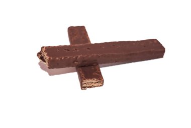 Kırık çikolatalı gofret çubukları beyaz arka planda izole edilmiş çıtır tabakaları gösteriyor. Yemek fotoğrafçılığı için tatlı çıtır tatlı..