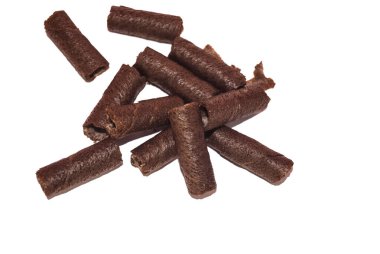 Beyaz üzerine izole edilmiş siyah çikolatalı gofret yığını. Tatlı atıştırmalıklar ve tatlı fotoğrafçılığı için kremayla dolu çıtır kakao çubukları..