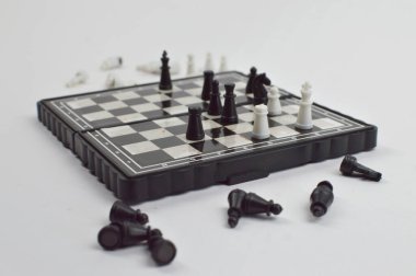 Klasik bir masa oyunu konseptinde strateji, planlama, rekabet ve mantıksal düşünceyi temsil eden dağınık parçalı katlanabilir satranç tahtası.