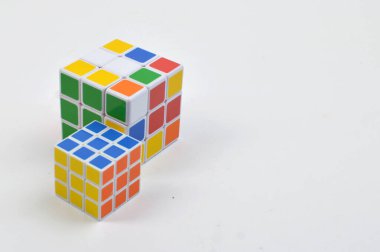 Temiz Arkaplanda İki Renkli Bulmaca Küpü