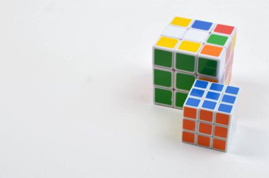 Temiz Arkaplanda İki Renkli Bulmaca Küpü