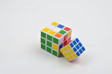 Temiz Arkaplanda İki Renkli Bulmaca Küpü