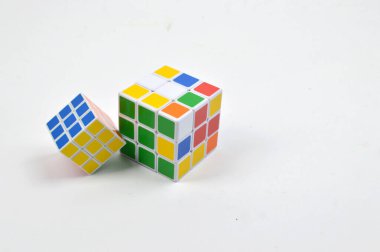 Temiz Arkaplanda İki Renkli Bulmaca Küpü