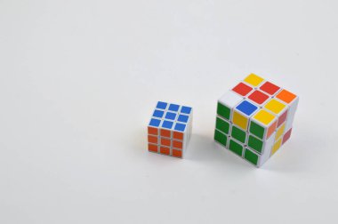 Temiz Arkaplanda İki Renkli Bulmaca Küpü