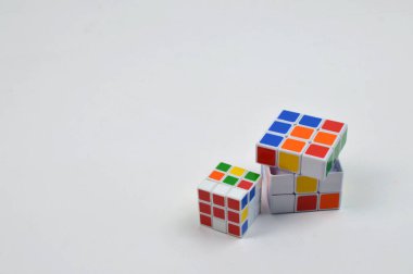 Yığılmış Renkli Bulmaca Küpleri Beyaza İzole Edildi