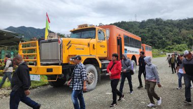 12 Kasım 2025 tarihinde Papua 'da engebeli bir rota üzerinde çalışan bir servis otobüsü çalışmaktadır. Araç, uzak dağlık bölgelerde günlük işçi taşımacılığını destekleyerek endüstriyel faaliyet için hareketlilik sağlar.