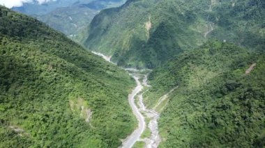 Kali Kabur, PT Freeport Endonezya takibini kullanan geleneksel bir altın madeni, Mimika Regency 'deki yerel geçim kaynaklarını destekliyor.