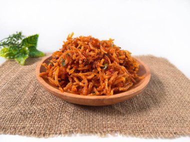 Kentang Mustofa, Endonezya gevreği ve baharatlı patates çubukları çuval bezi üzerinde servis edilir. Yemek temaları, reklamlar ve mutfak sunumları için ideal..