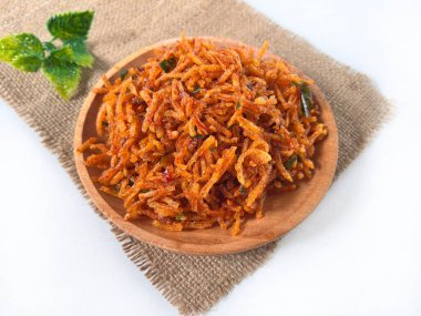 Kentang Mustofa, Endonezya gevreği ve baharatlı patates çubukları çuval bezi üzerinde servis edilir. Yemek temaları, reklamlar ve mutfak sunumları için ideal..