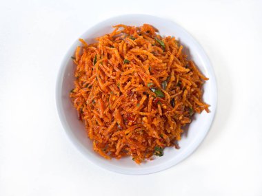 Kentang Mustofa, Endonezya gevreği ve baharatlı patates çubukları beyaz bir tabakta servis edilir. Üst görüntü, beyaz arkaplanda izole, canlı dokuyu ve geleneksel çerez stilini gösteren. 