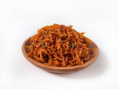 Kentang Mustofa, Endonezya gevreği ve baharatlı patates çubukları ahşap bir tabakta servis edilir ve beyaz arka planda fotokopi alanı ile izole edilir. Yemek temaları, reklamlar ve mutfak sunumları için ideal.