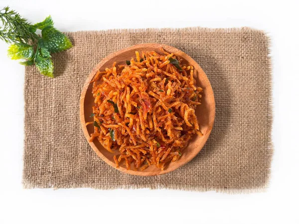 Kentang Mustofa, Endonezya gevreği ve baharatlı patates çubukları çuval bezi üzerinde servis edilir. Canlı dokuyu ve geleneksel çerez stilini gösteren en iyi görüntü.. 